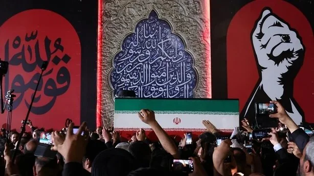 حرم رضوی؛ پیکر قائد امت میان سیل جمعیت درمشهد