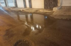 آسفالت فرسوده و فاضلاب طغیانکرده؛ ساکنان خیابان صدیق در انتظار رسیدگی مسئولان